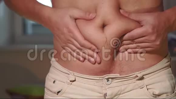 年轻的白种人抓住他毛茸茸的胃的脂肪腹部脂肪体重减轻超重视频的预览图