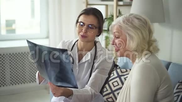 愉快的医生拜访了老太太并讨论了x光视频的预览图