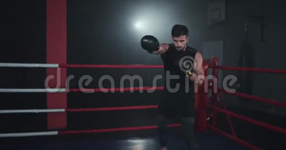 在拳击场中间有肌肉拳击的运动员进行激烈的训练视频的预览图