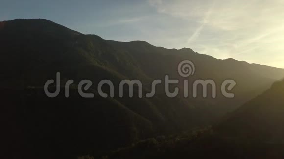 一个美丽的夜晚覆盖着青草和树木的山土耳其4k视频的预览图