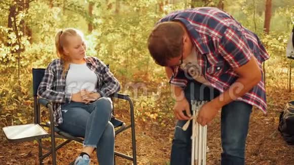 父女少年在秋林家野餐男子在秋季野餐时准备食物视频的预览图