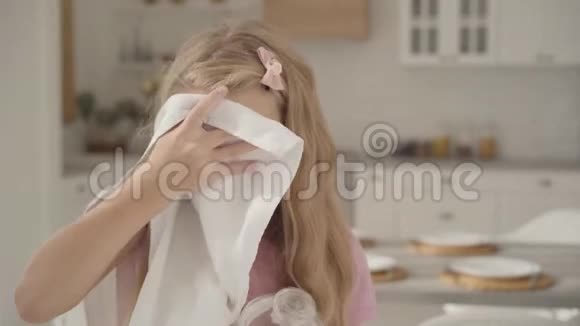 疲惫的白种人少女用毛巾擦额头微笑着很勤奋的女学生帮忙做饭视频的预览图