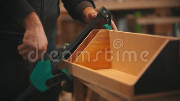 木工手工制作木制组织者视频的预览图