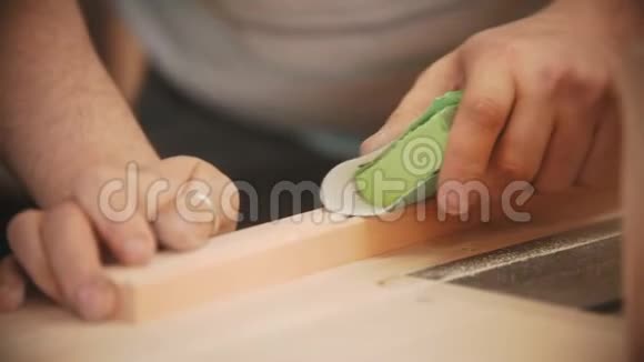 木工工人用砂纸打磨木板视频的预览图