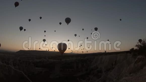 日落时分Cappadocia4k热气球飞行时间视频的预览图