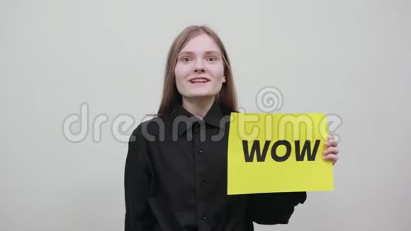 令人恐惧的金发女人用黄色的墙把广告着广告纸视频的预览图