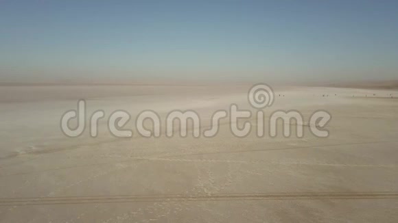 从高角度观看沙漠许多人在土耳其四处走动4k视频的预览图