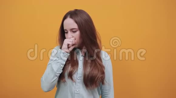 不健康的年轻女士咳嗽保持拳头靠近嘴人们的情感视频的预览图