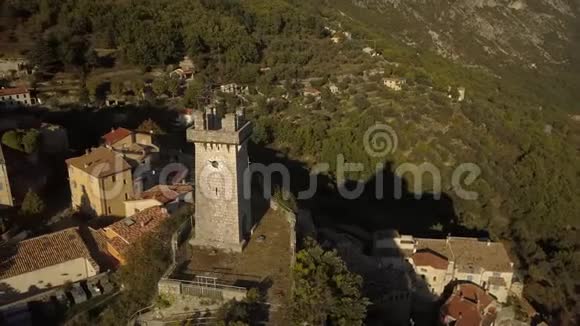 土耳其一个小山村钟楼的空中镜头4k视频的预览图
