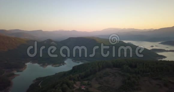明亮的太阳从山后窥视日落在湖上土耳其4K视频的预览图