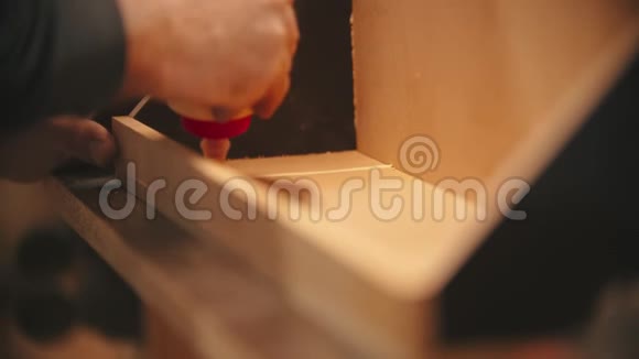 木工工人在木材上涂胶的手成为组织者视频的预览图