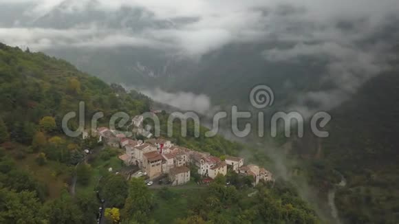 一个小山村覆盖着低矮的云层视频的预览图