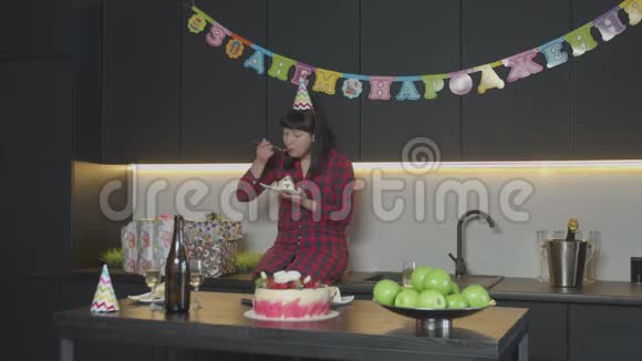 女性独自在生日聚会上吃蛋糕视频的预览图