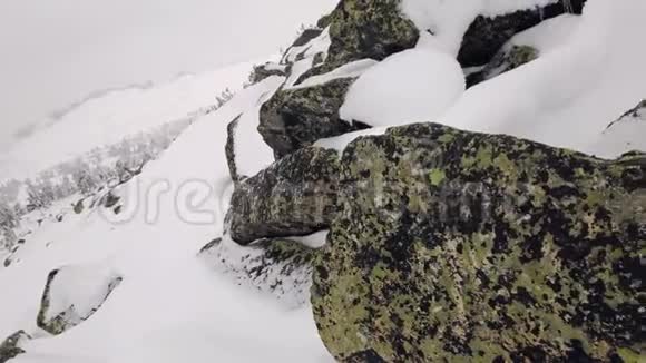 雪山的山峰秋天在山里多云多风天气视频的预览图