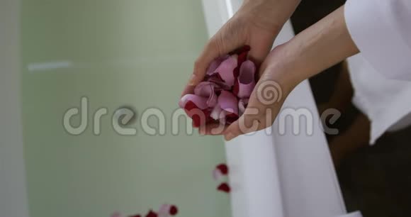 酒店浴缸里放玫瑰花瓣的白种女人视频的预览图