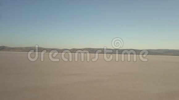 巨大的沙漠和它附近的公路地平线上的山脉土耳其4K视频的预览图