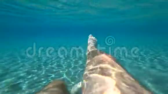 在亚得里亚海男性的腿在水下飞溅视频的预览图