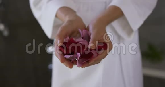 酒店里拿着玫瑰花瓣的高加索女人视频的预览图