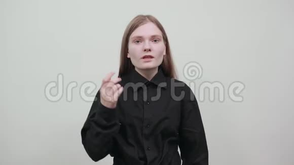 失望的女人穿着黑色衬衫手放在头上和腰带上困惑不解视频的预览图