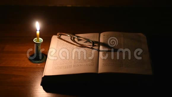 一支孤独的蜡烛在黑暗的房间里燃烧视频的预览图