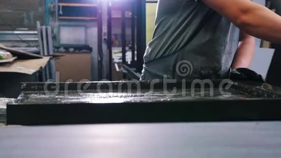 混凝土车间一名男子用特殊溶液擦拭表格视频的预览图