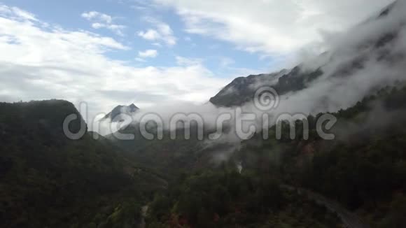 山脉景色优美两岸云雾缭绕4k视频的预览图