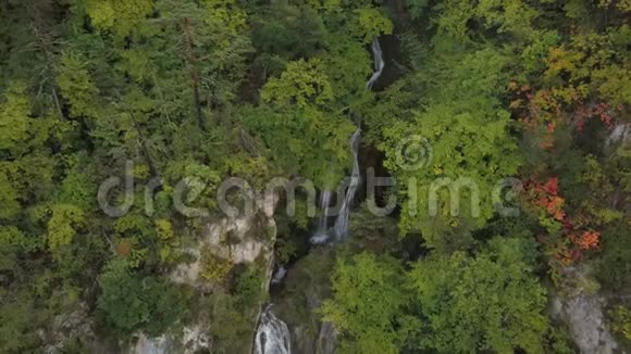 法国山腰森林中瀑布的空中影像4k视频的预览图