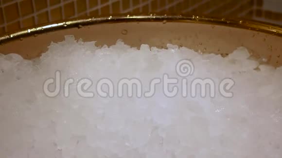 奢华健康SPA中的冰机视频的预览图