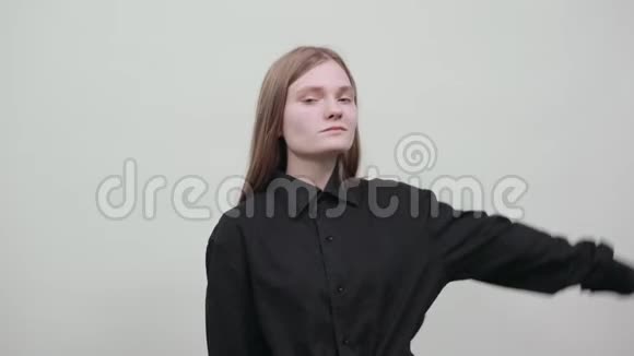 强壮的白种人年轻女子展示肌肉手指在上面视频的预览图