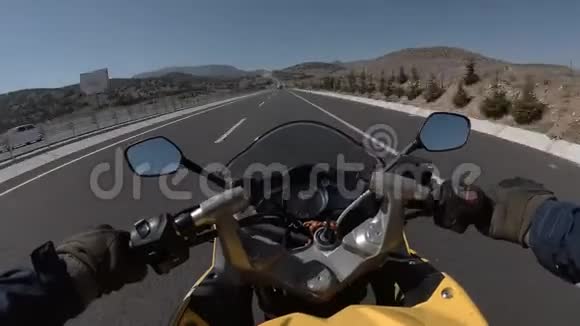 一个人在公路上骑运动摩托车阳光明媚的土耳其4k视频的预览图