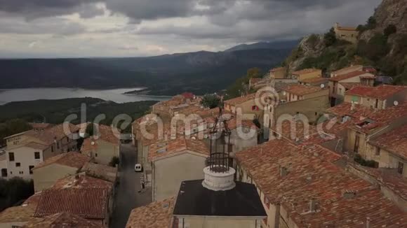法国4k老建筑美丽山村的鸟瞰图视频的预览图