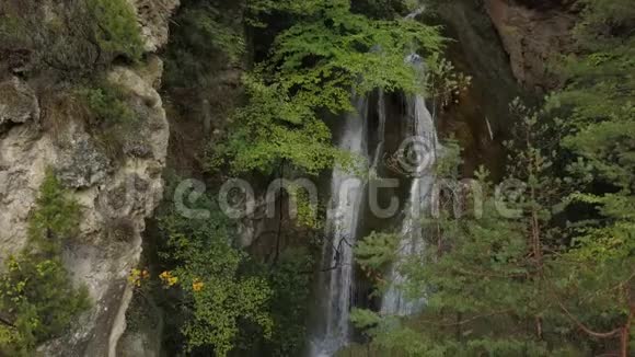 山林中隐藏着一个小瀑布法国4k视频的预览图