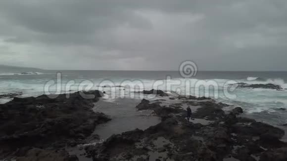 一个人正走在地中海沿岸的岩石上土耳其4k视频的预览图