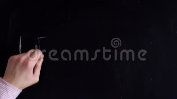 一个男人穿着衬衫写单词第一课视频的预览图