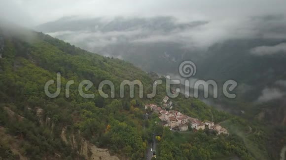 法国一个有着令人惊叹的背景的山村的高视角4k视频的预览图