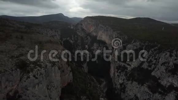 阴天的空中拍摄的山脉令人惊叹的风景自然法国视频的预览图