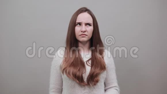 失望的白种人女士用双手捂住耳朵捏着脸不高兴视频的预览图