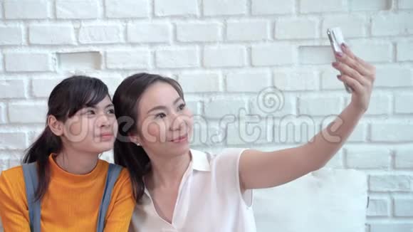 东南亚的母亲和女儿都很快乐视频的预览图