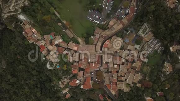 法国一个拥有旧建筑和停车场的小镇的俯视图视频的预览图