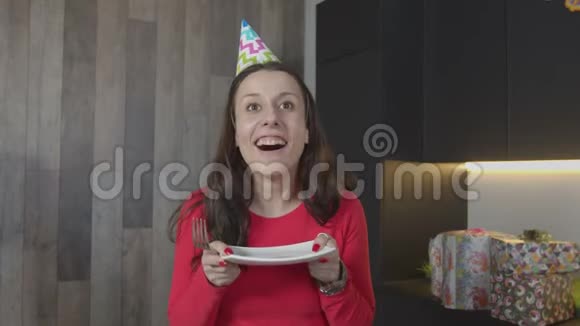 女人拿着盘子做蛋糕的画像视频的预览图