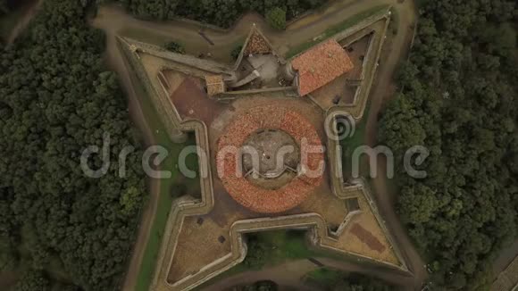 令人惊叹的中世纪堡垒形状像一颗星星周围是森林俯视4k视频的预览图
