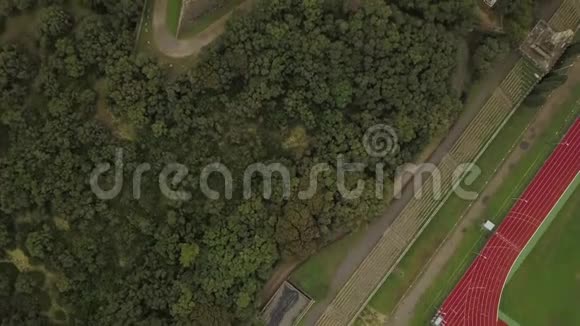 法国4k绿树环绕的中世纪堡垒的俯视图视频的预览图