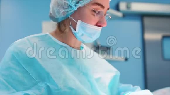手术间的女外科医生戴眼镜蓝光手术室鼻成形术视频的预览图