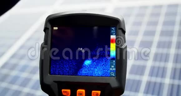 热成像仪指向太阳能电池板寻找缺口4k视频的预览图