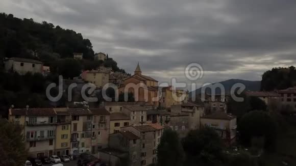 法国山区小镇的无人机镜头阴天4k视频的预览图