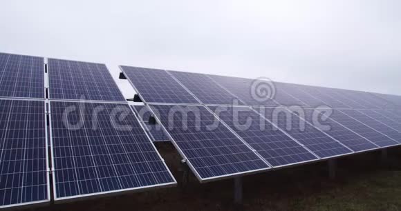 太阳能电站一排太阳能电池板可持续能源环保4k视频的预览图