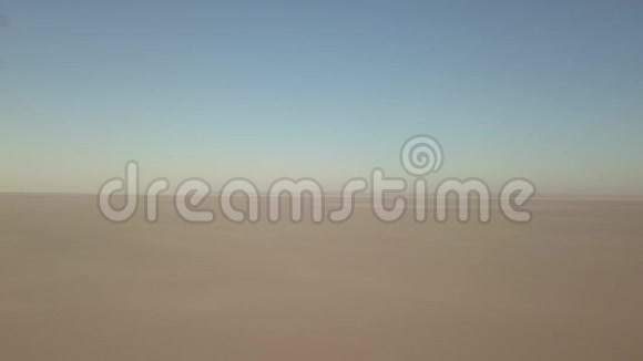 无尽沙漠蓝天卡帕多西亚土耳其4k的空中镜头视频的预览图