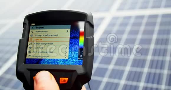 关闭热像仪指向破裂的太阳能电池板4k视频的预览图