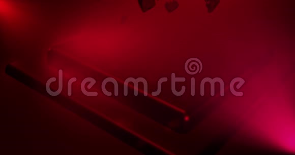 红多角的心落在迷人的讲台上情人节活动背景3D绘制循环动画4k视频的预览图
