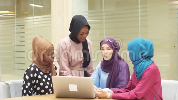 一群多民族的商业穆斯林妇女穿着传统服装拍手视频的预览图